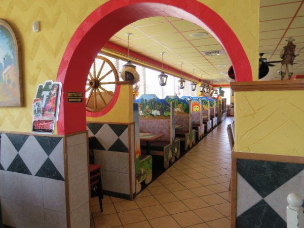 inside La Carreta, row of boths after the arch